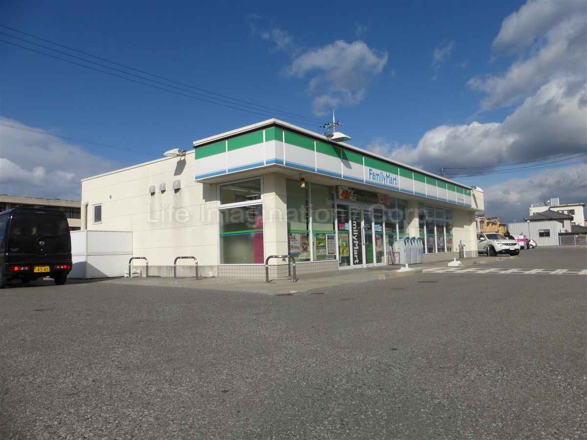 Convenience store. FamilyMart Hikone Hirata elementary school before store up (convenience store) 105m