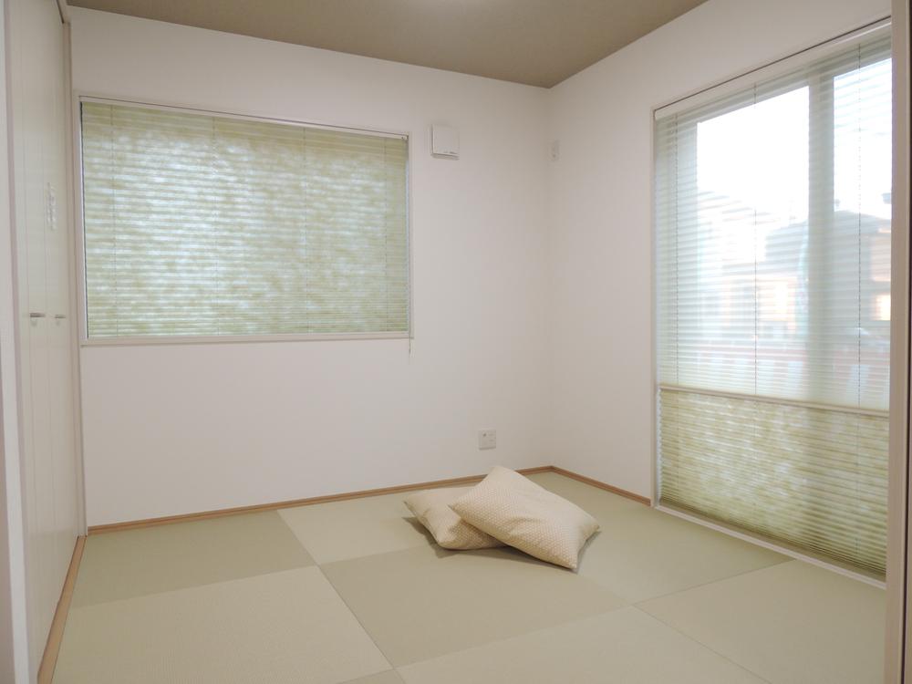 Non-living room. Bright Japanese-style room that has been unified in Leaf Green. As drawing room also small children can be variously and utilization or nap.