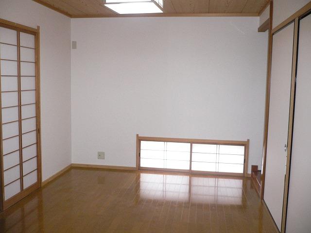Non-living room. Privacy can also be secured by highly independent floor plan. 