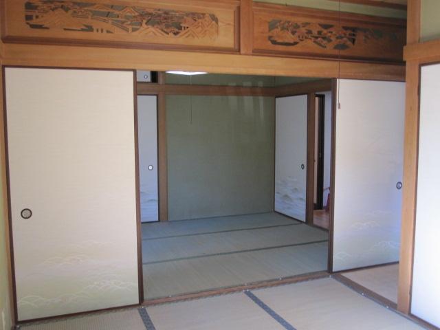 Non-living room. Nice transom of Japanese-style! There is also a alcove. 