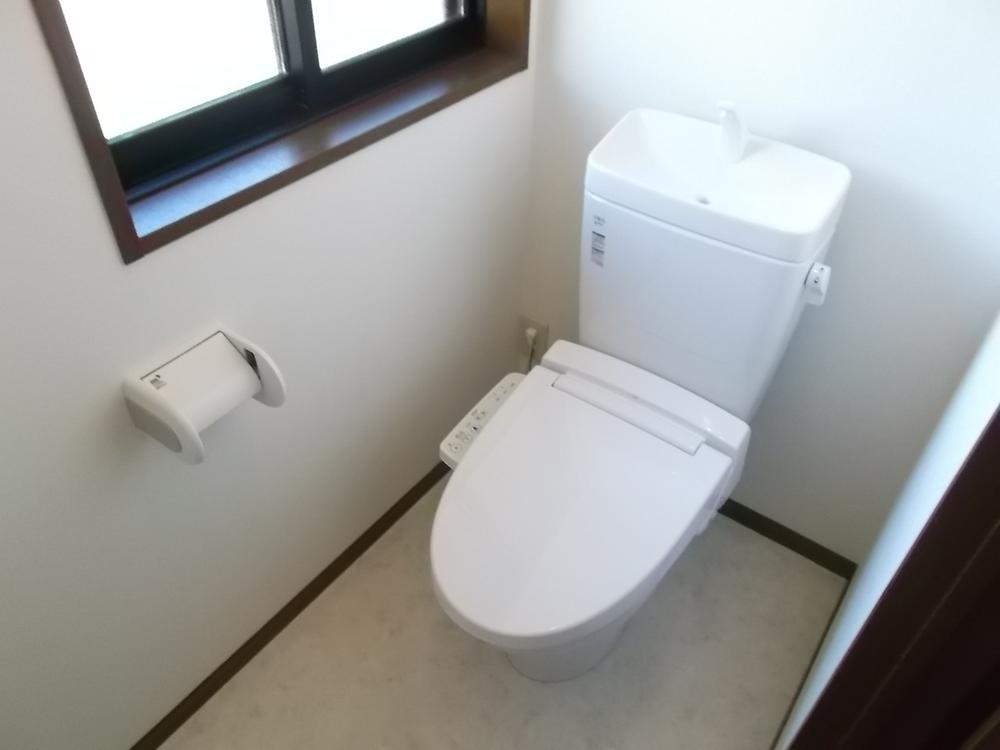 Toilet. Second floor toilet (December 2013) Shooting