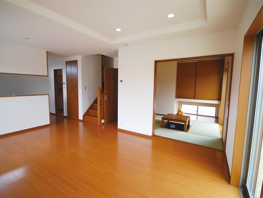 Non-living room. Living or continue Japanese-style room. The large space of 21 tatami and opened the sliding door. (No. 5 locations)