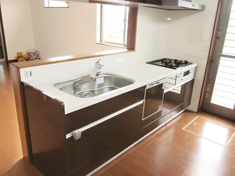 Kitchen. Kitchen with dishwasher. Capable of storing large amounts of sliding. (No. 5 locations)