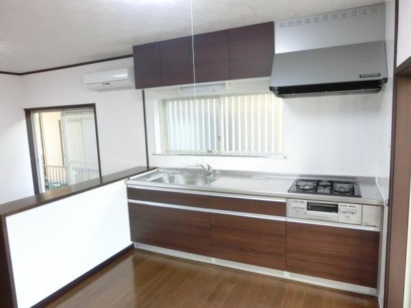 Kitchen. It is a high-quality soft-motion rail adoption kitchen. You can also store plenty. 