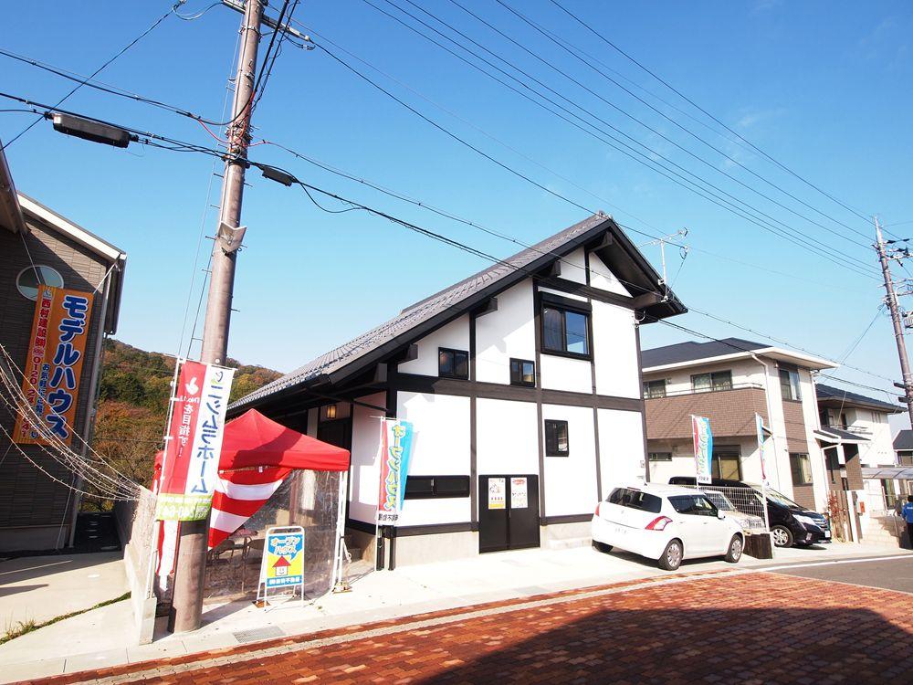 Local appearance photo. Local (11 May 2013) Shooting Old folk house ・ But is a built-style exterior design Structure is a wooden house state-of-the-art