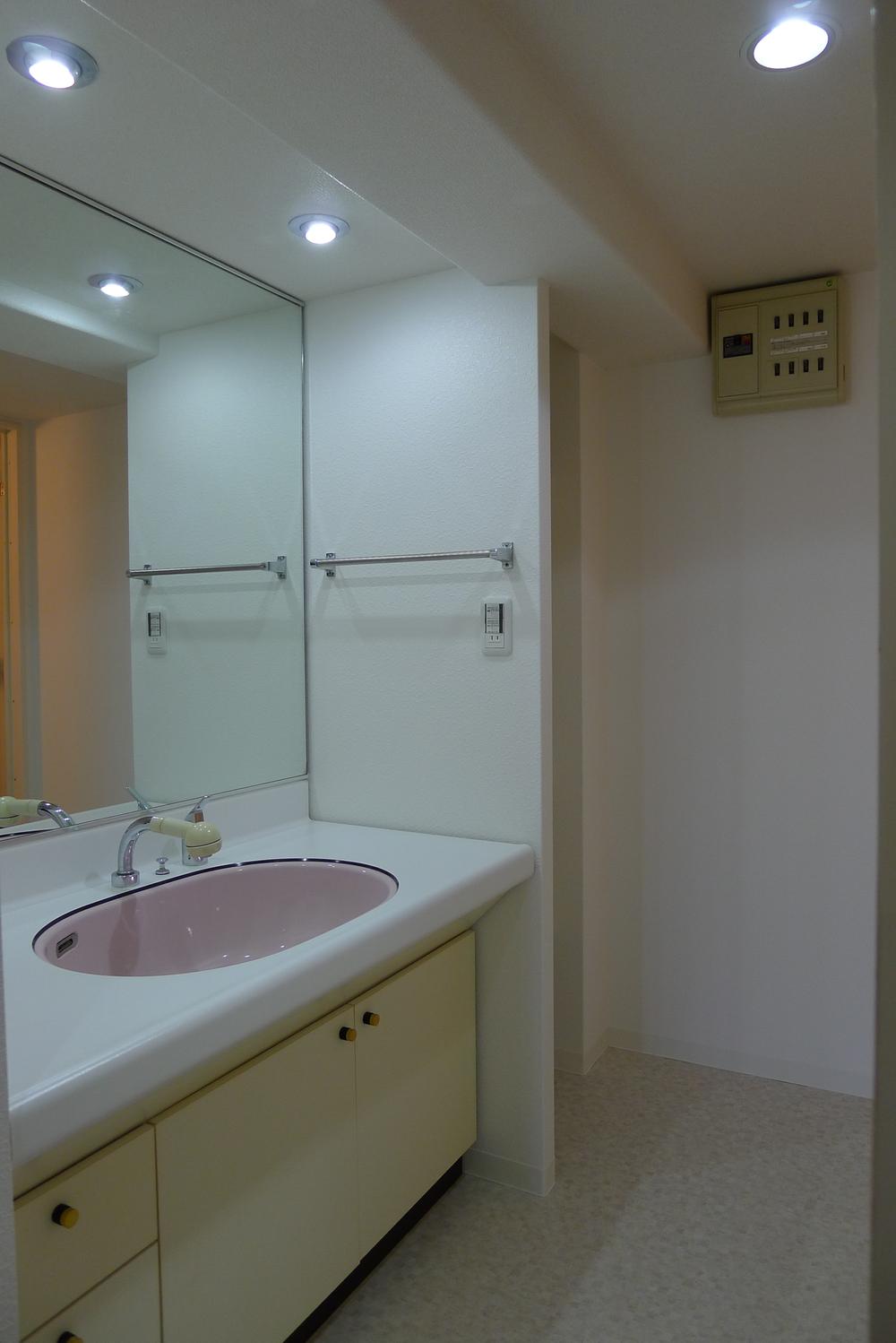 Wash basin, toilet. Indoor (12 May 2013) Shooting