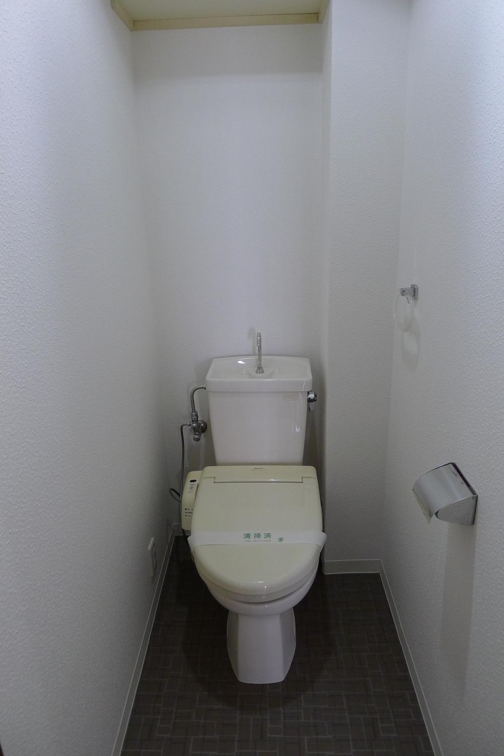 Toilet. Indoor (12 May 2013) Shooting