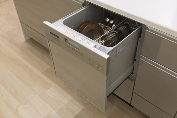 Kitchen.  [Dishwasher] And out of the dish it is easy to slide storage type of dishwasher. We are working to reduce the housework burden (same specifications)