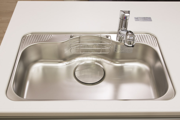 Kitchen.  [Wide type silent sink] Wide sink washable well as large pot easier. Provided with a damping material on the back side of the sink, It is silent type to suppress such as water splashing sound (same specifications)