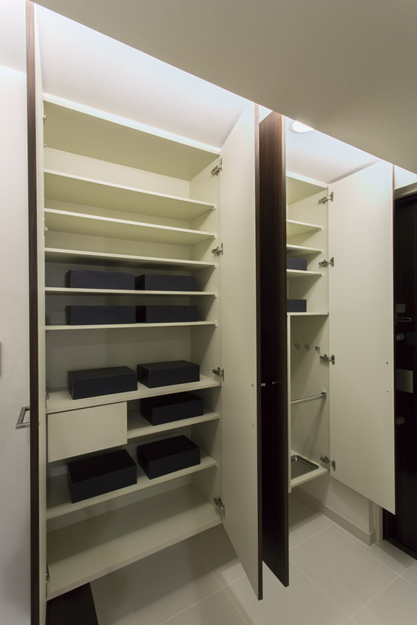 Receipt.  [Entrance storage] In addition to boots can also be housed in the easier, Rich tall type of footwear storage of umbrella for storage space and stroller storage space was also provided amount of storage has been adopted (L type model room)