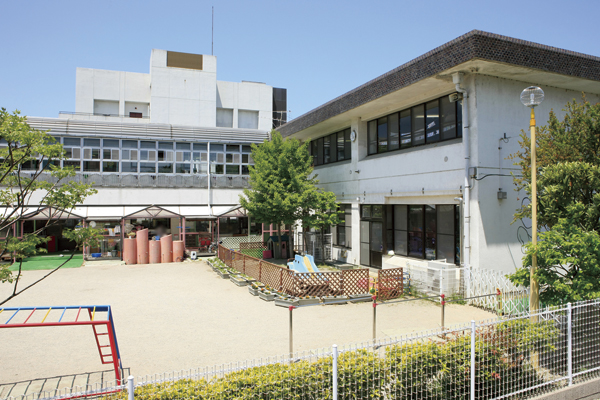 Surrounding environment. Municipal sixth nursery (walk 11 minutes ・ About 850m)