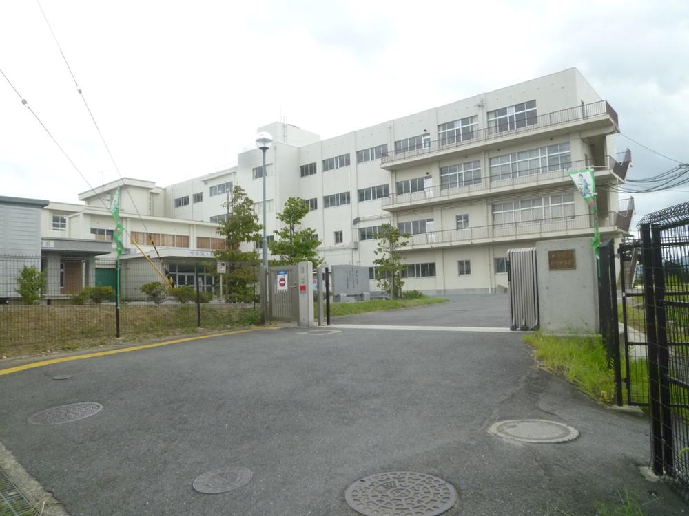 Junior high school. 1640m to Matsubara junior high school