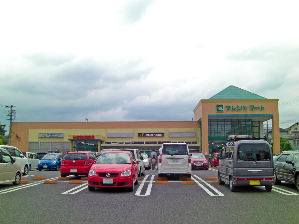 Supermarket. 923m to Friend Mart Oiwake shop