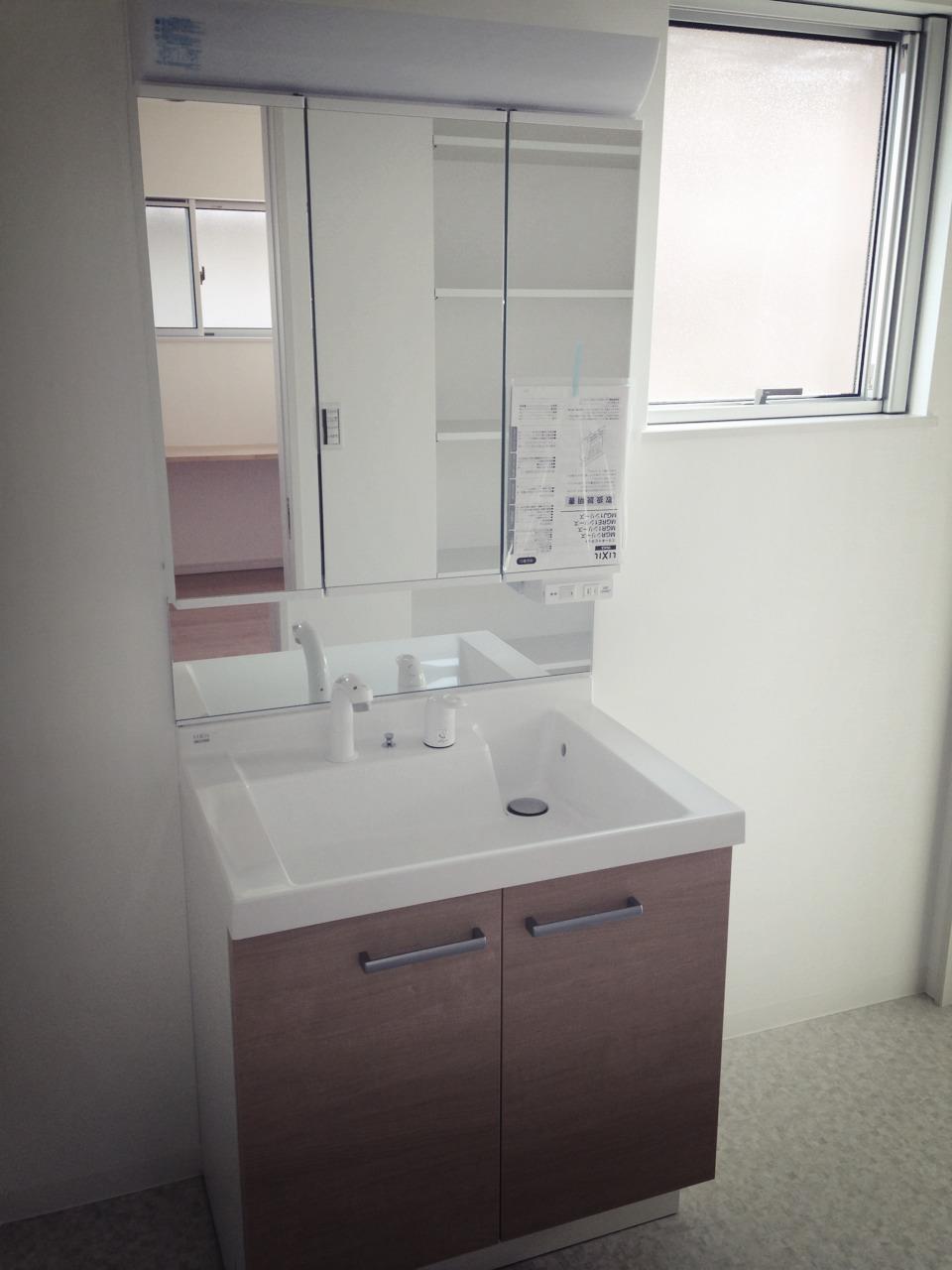 Wash basin, toilet. Is Dresser