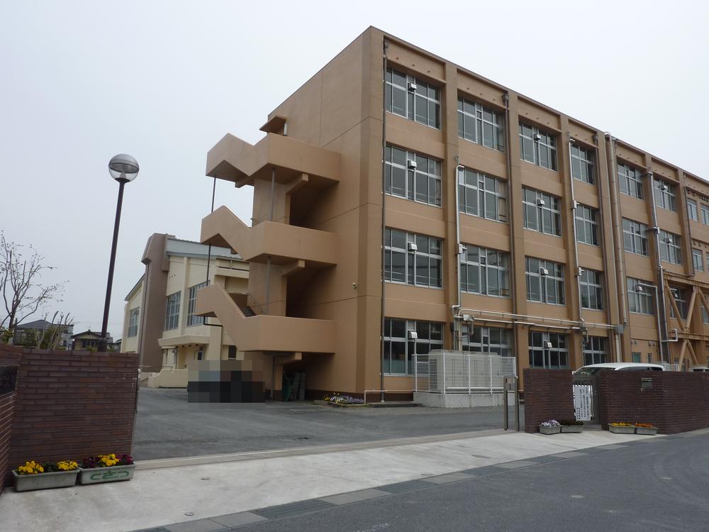 Junior high school. 1012m to Kusatsu City Roue junior high school
