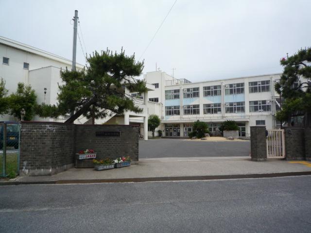 Primary school. 1050m to Yamada Elementary School