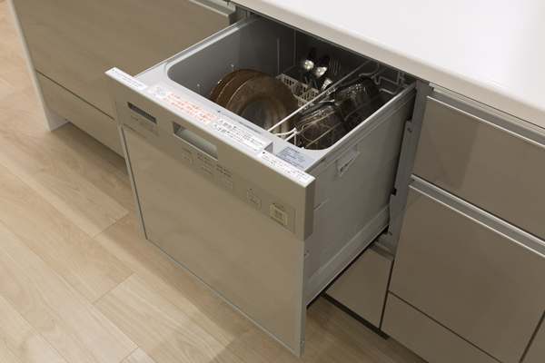 Kitchen.  [Dishwasher] And out of the dish it is easy to slide storage type of dishwasher. We are working to reduce the housework burden (same specifications)