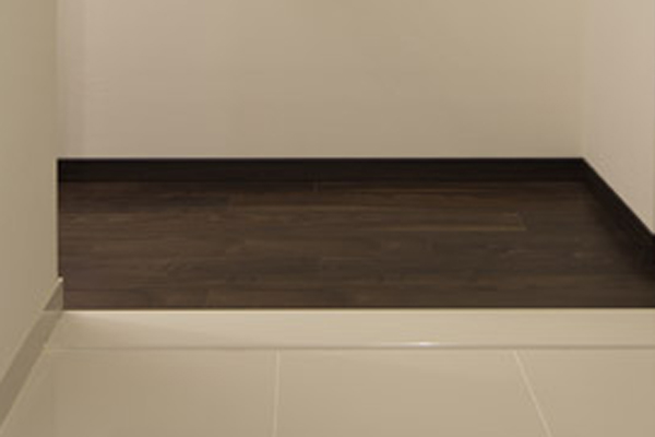 Interior.  [Up stile ・ Entrance floor] Up stiles and the entrance floor of the marble tiles that add elegance to the space. Befitting the face of the house is elegant and finish with a feeling of luxury (same specifications)