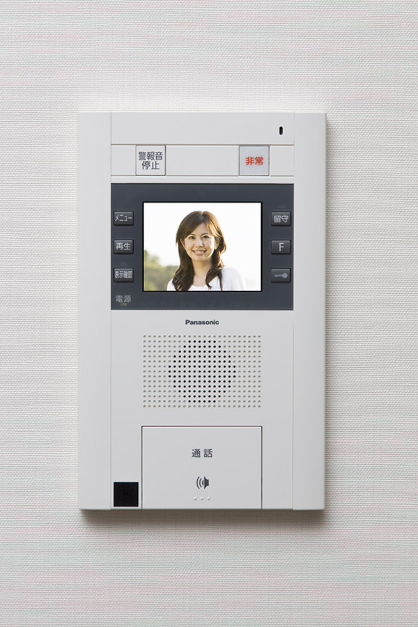 Security.  [Intercom with color monitor] From the installed intercom with color monitor in the living room of each dwelling unit, Auto-lock system that can unlock the set entrance door of the entrance. Since the visitor can see in the video and audio, It difficult to suspicious individual intrusion, It can also support within the dwelling unit to cumbersome sales (same specifications)