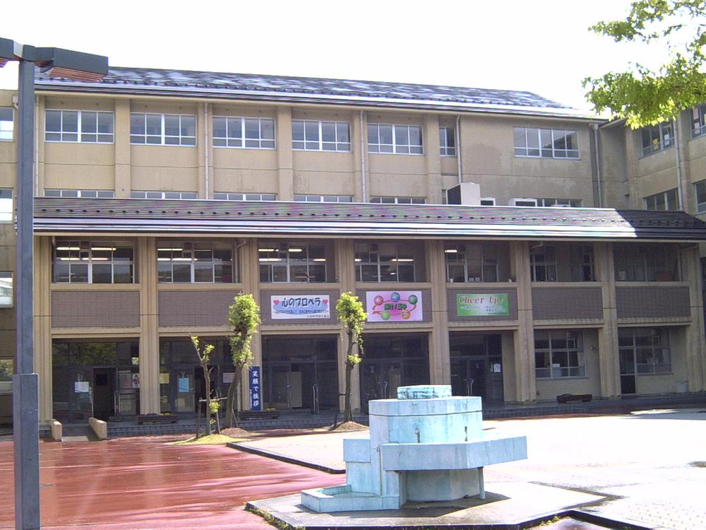Junior high school. 2421m to Kusatsu Municipal Tamagawa Junior High School