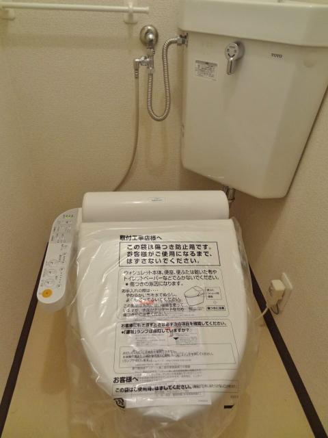 Toilet. Indoor (11 May 2013) Shooting