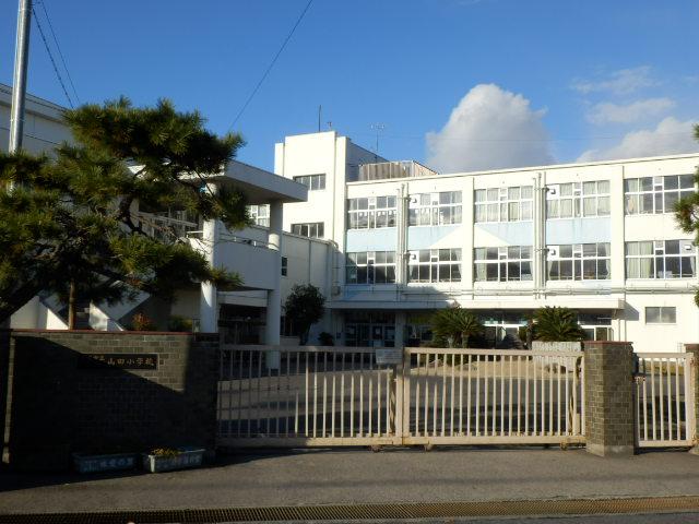 Primary school. 1162m to Kusatsu City Yamada Elementary School