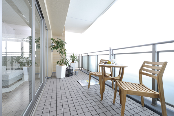 balcony ・ terrace ・ Private garden.  [balcony] Sunlight is pleasant balcony. Slop sink and waterproof outlet, This is useful, such as washing of gardening watering and sneakers (G type model room)