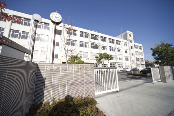 Surrounding environment. Kusatsu Municipal Kusatsu junior high school (18 mins ・ About 1380m)