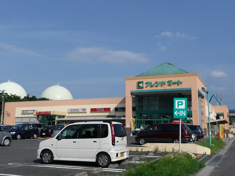 Supermarket. 971m to Friend Mart Oiwake store (Super)