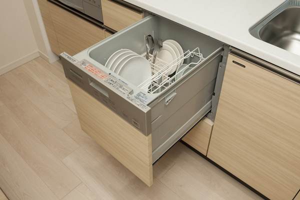 Kitchen.  [Dishwasher] And out of the dish is easy to dishwasher has been standard equipment in the kitchen with a pull-out. It supports the clean up of the post-prandial (same specifications)