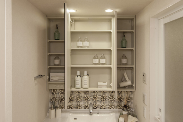 Bathing-wash room.  [Three-sided mirror back storage] To three-sided mirror back accommodated, "Dryer hook," "tissue holder," "outlet" has been installed in the Kagamiura (same specifications)