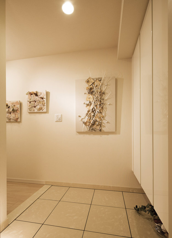 Interior.  [entrance] Elegant and high performance is the house white stone tone tile, Room bright entrance. Every time you return home, It will be filled to the peace of mind and a sense of satisfaction that live here ( ※ )