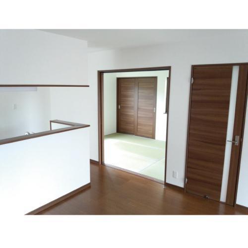 Non-living room. Easy moved from the living room kitchen to the Japanese-style room