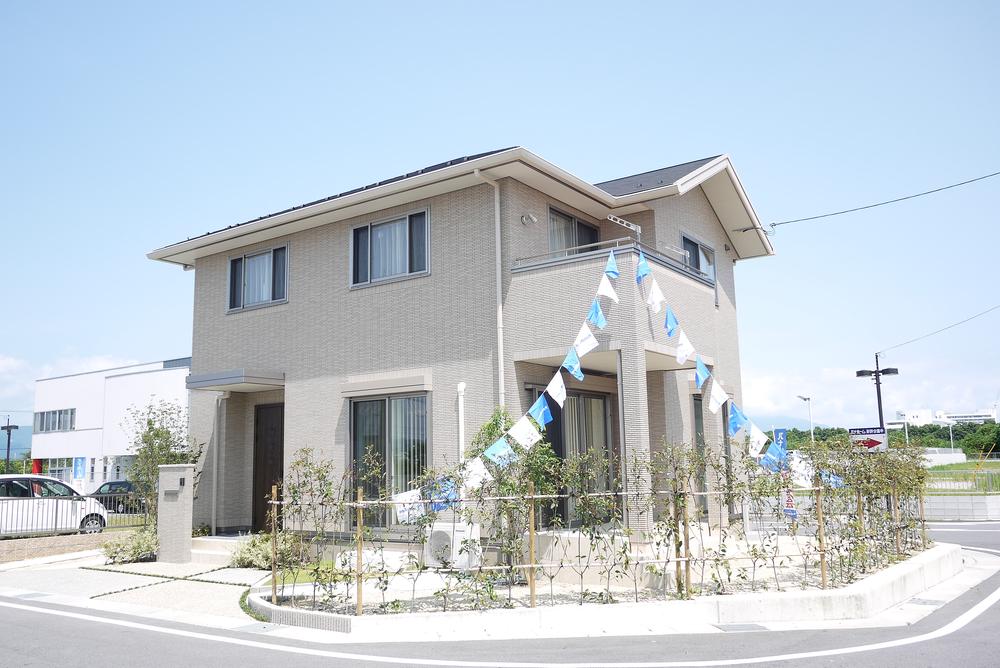 Local appearance photo. Front "Kiratekku" tile bonded mansion