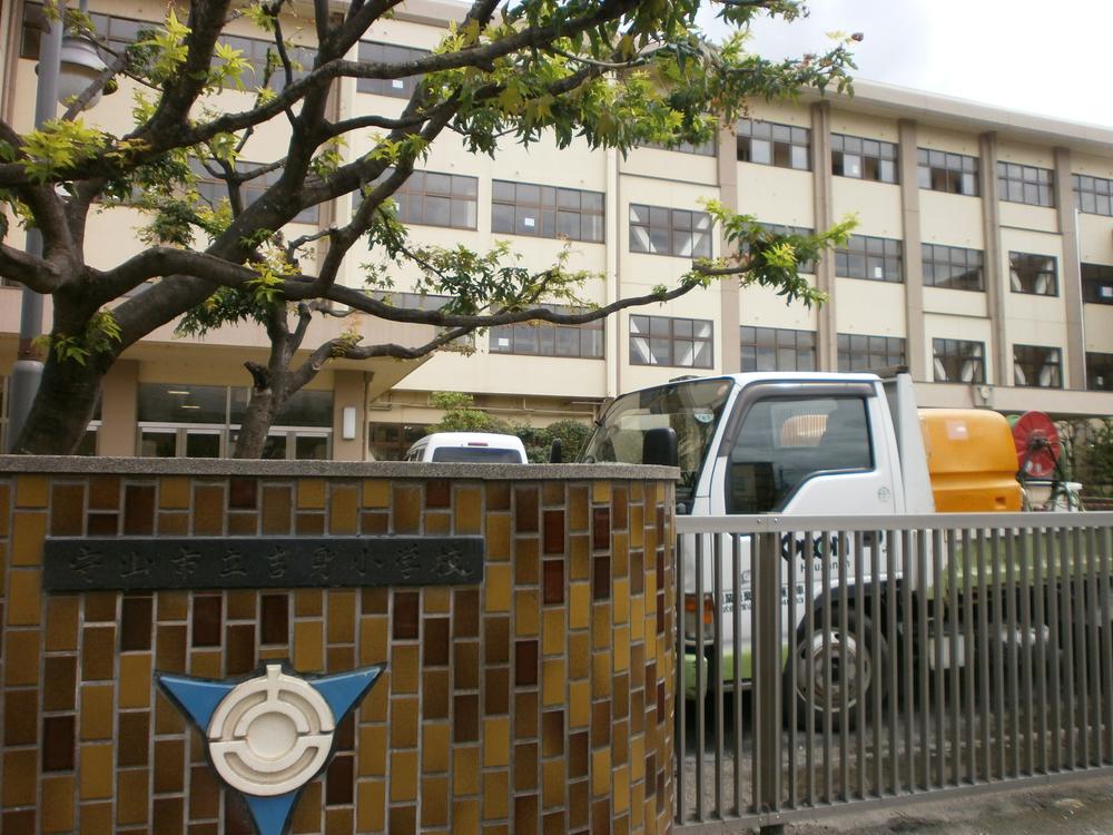 Primary school. Moriyama Municipal Yoshimi to elementary school 745m