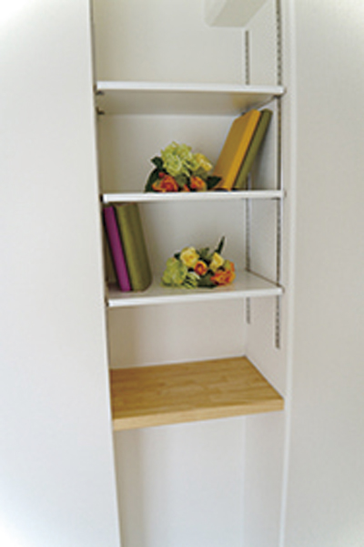 Living.  [Living storage shelf] Set up a shelf that can accommodate the clutter tend accessories in the living room. Can be stored and refreshing in the shelf of the movable (same specifications)