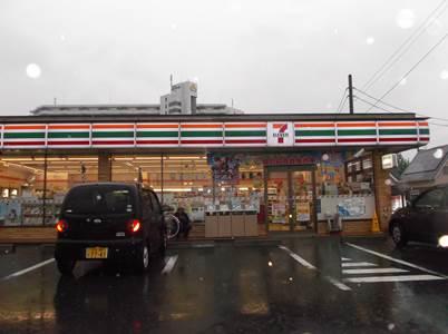 Convenience store. 600m 24 hours available to Seven-Eleven!