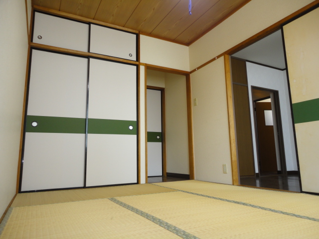 Other room space. Bright and spacious Japanese-style