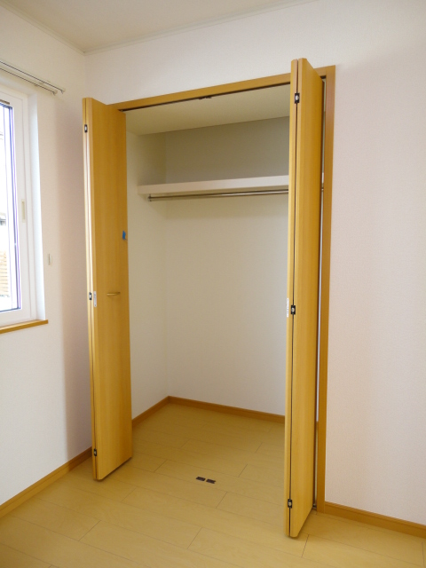 Receipt. Since the closet there is a width, Clothes can also be easily accommodated