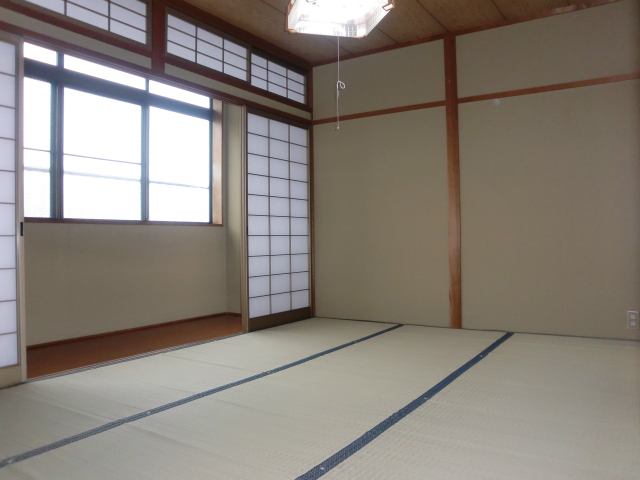 Living and room. It is a Japanese-style room with a sense of openness