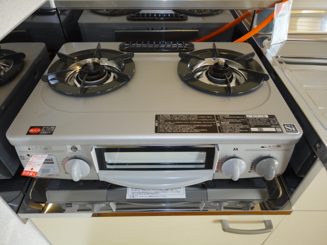 Kitchen. Two-burner gas stove is equipped with! !