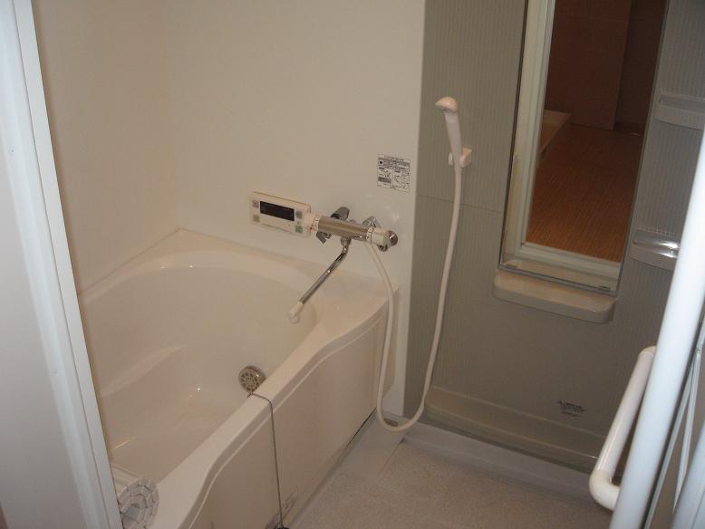 Bath. Reheating ・ It is a spacious bath with a bathroom dryer
