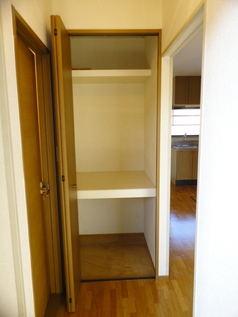 Receipt. Western style room ・ Storage space of the dining also relaxed