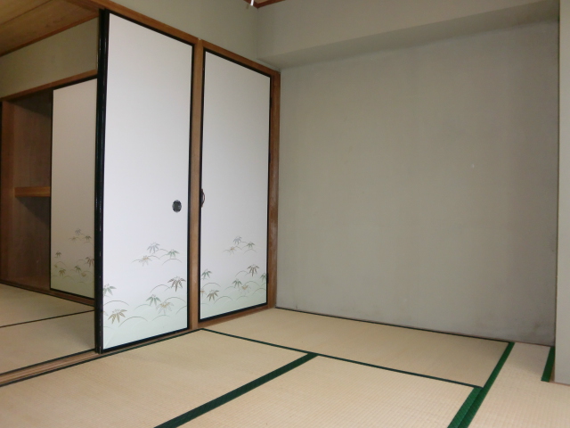 Living and room. 6 Pledge of Japanese-style room is spacious with 2 between More