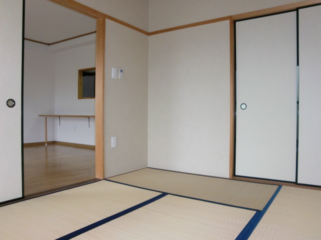 Living and room. Day good, Bright Japanese-style room! !