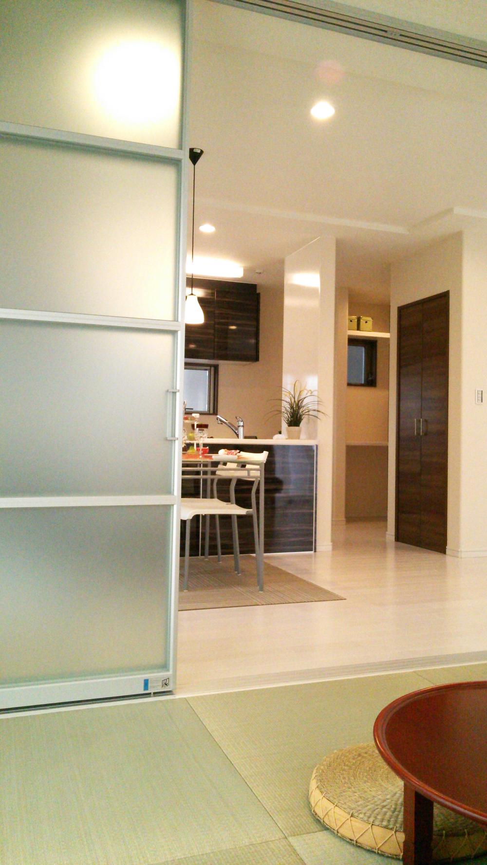 Non-living room. 4.5 Pledge living dining from the tatami room. It usually serves as an extension of the living room.