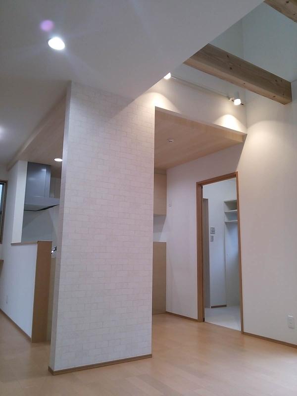 Living. Bright soft LDK the sun pours down from the atrium