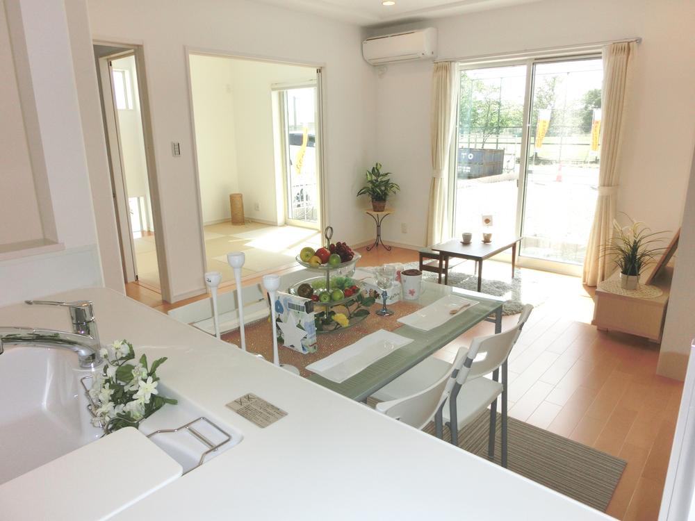Living. kitchen ・ dining ・ Widely brighten the rooms at the sense of unity of living and tatami room.