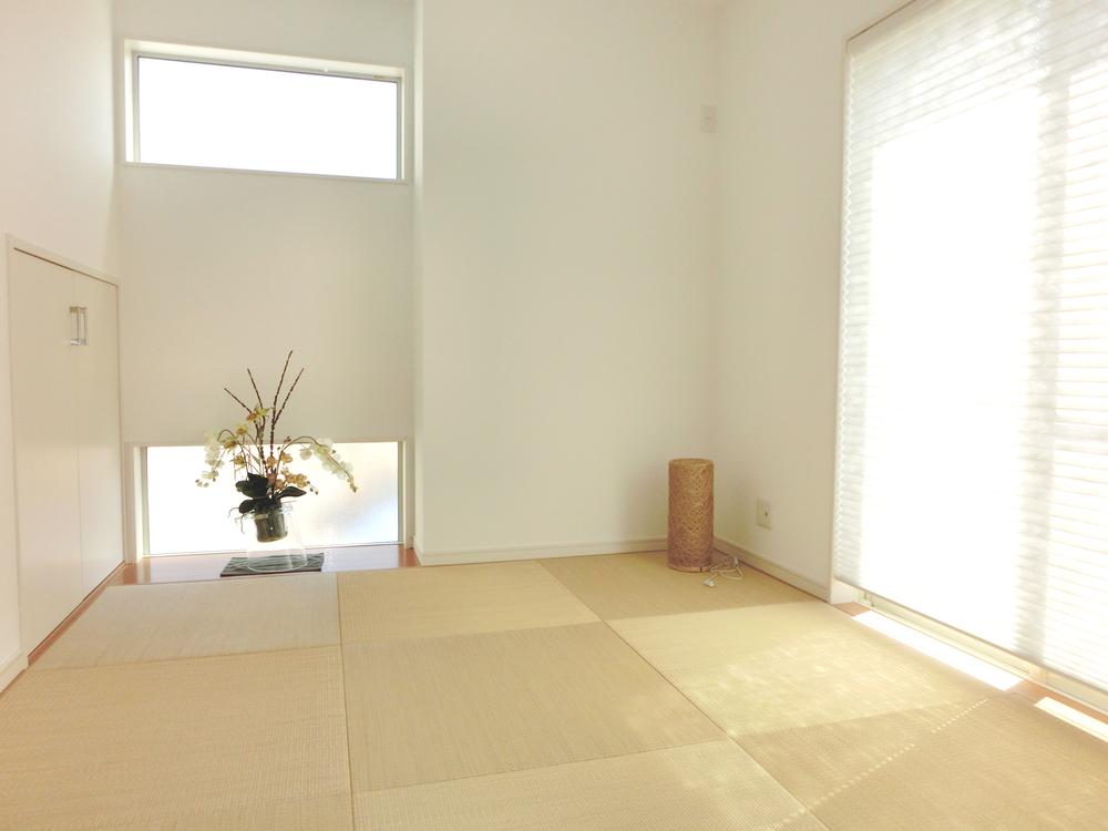 Non-living room. 4.5 Pledge of tatami room. It is a bright space in which the white-toned. Also as an extension of the living room, Is a convenient room to guests looking for lodging!