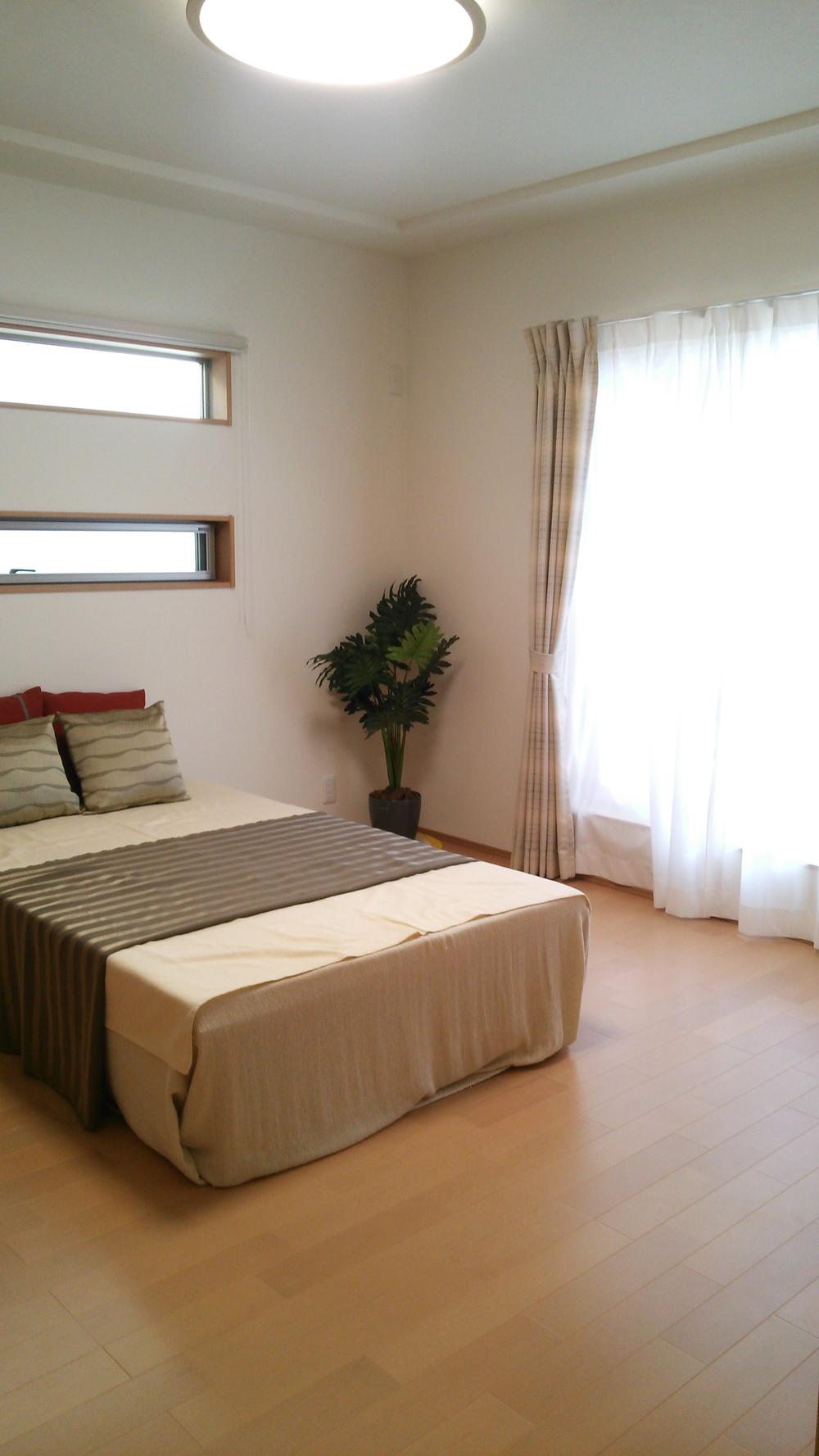 Other Equipment. With all the living room curtain. Non-living room is, Type glass specification. Water around the, With surface grid.